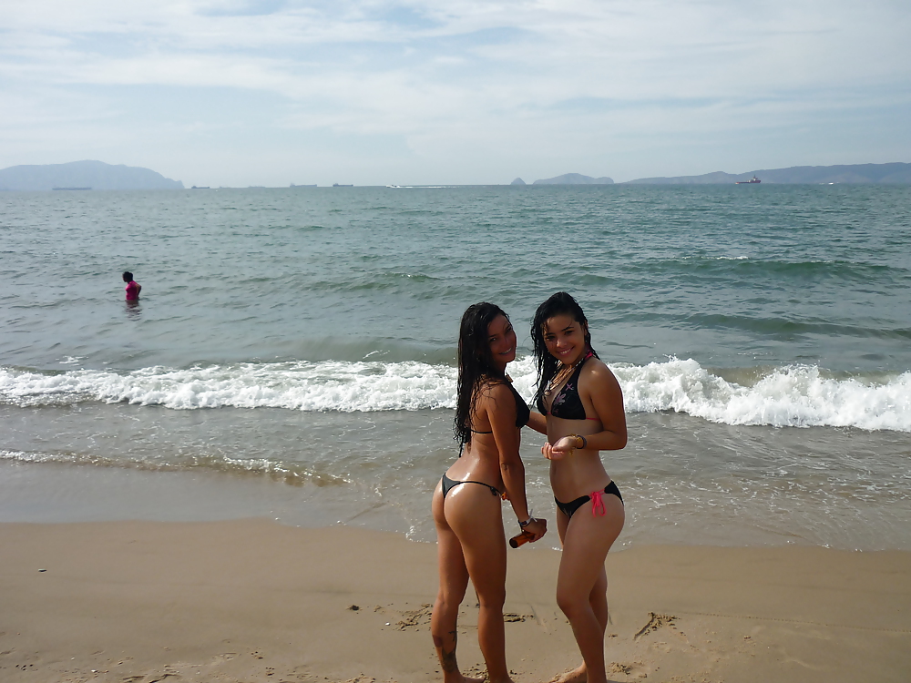 Amigas maria y violeta en la playa #21730129