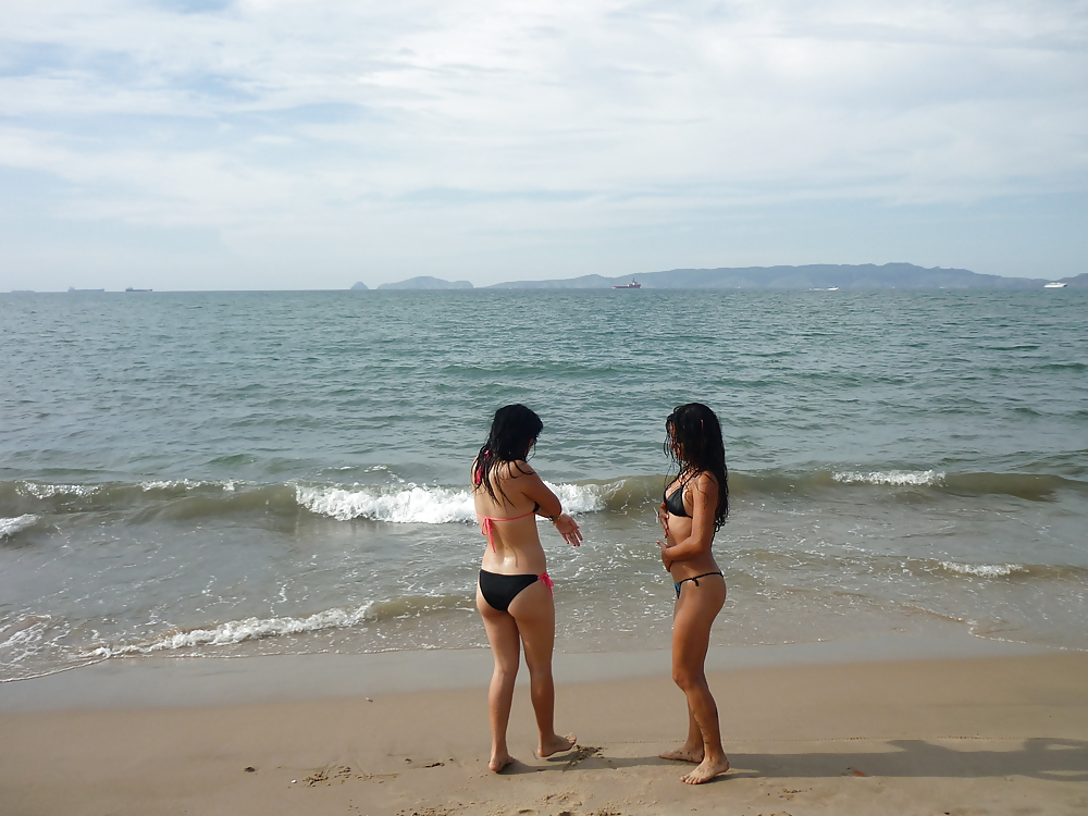 Amigas maria y violeta en la playa #21730153