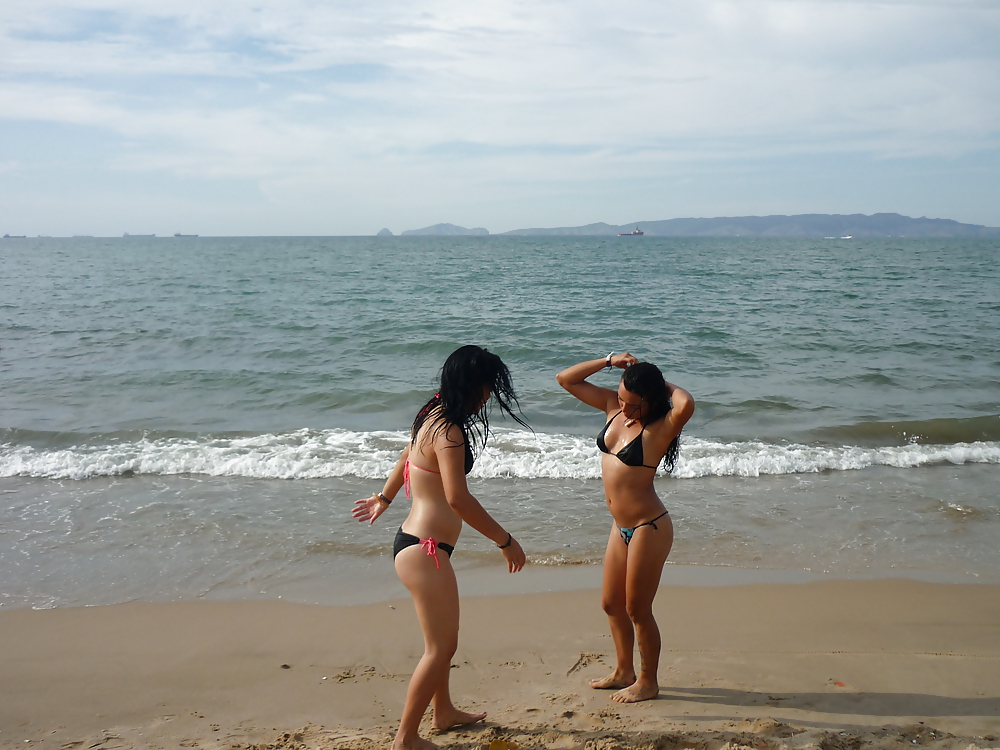 Amigas maria y violeta en la playa #21730159