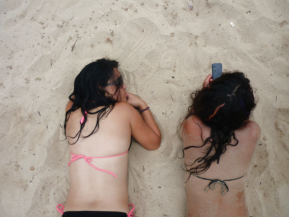 Amigas maria y violeta en la playa #21730384