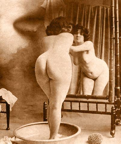 Vintage Erotische Fotokunst 19 - Mädchen Und Spiegel #14804485