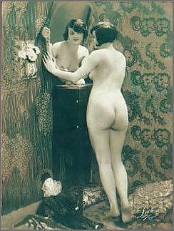 Vintage Erotische Fotokunst 19 - Mädchen Und Spiegel #14804491
