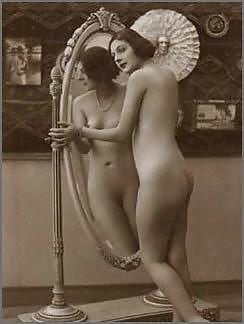 Vintage Erotische Fotokunst 19 - Mädchen Und Spiegel #14804508