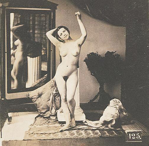 Vintage Erotische Fotokunst 19 - Mädchen Und Spiegel #14804606