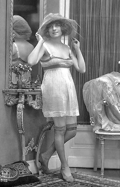 Vintage Erotische Fotokunst 19 - Mädchen Und Spiegel #14804628