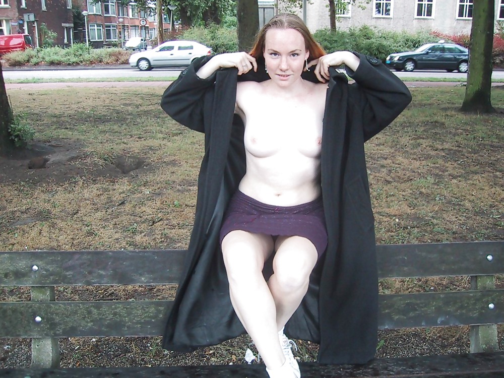 ベンチの上でスカートをめくり、裸になる痴女たち 5
 #15785233