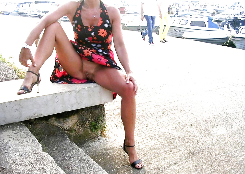 Salopes Upskirt Et Nue Sur Des Bancs 5 #15785841