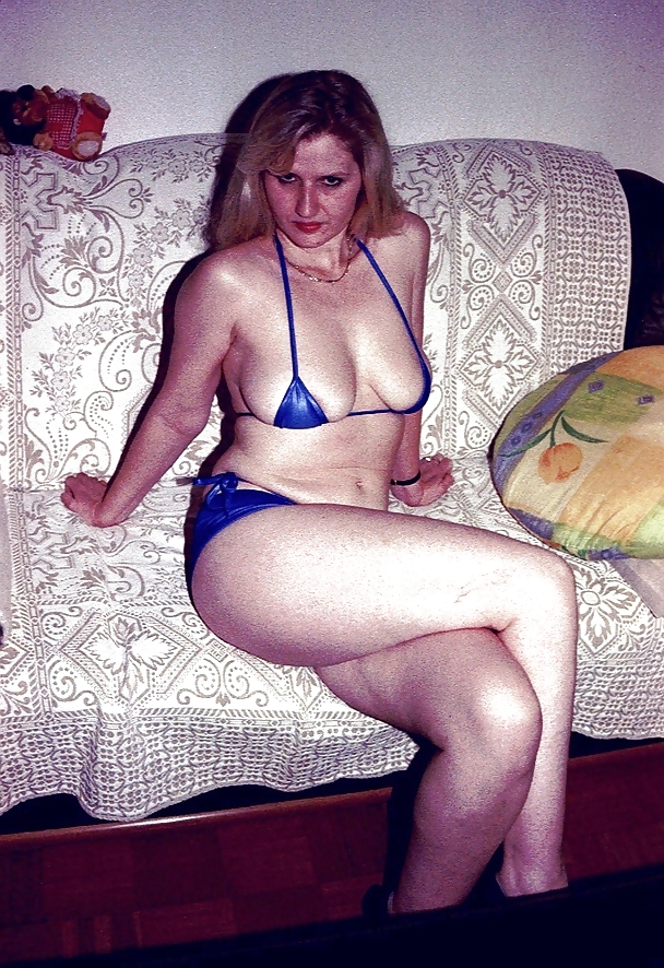 Sag - il corpo caldo della ragazza in un sexy bikini blu e minigonna 01
 #17300497