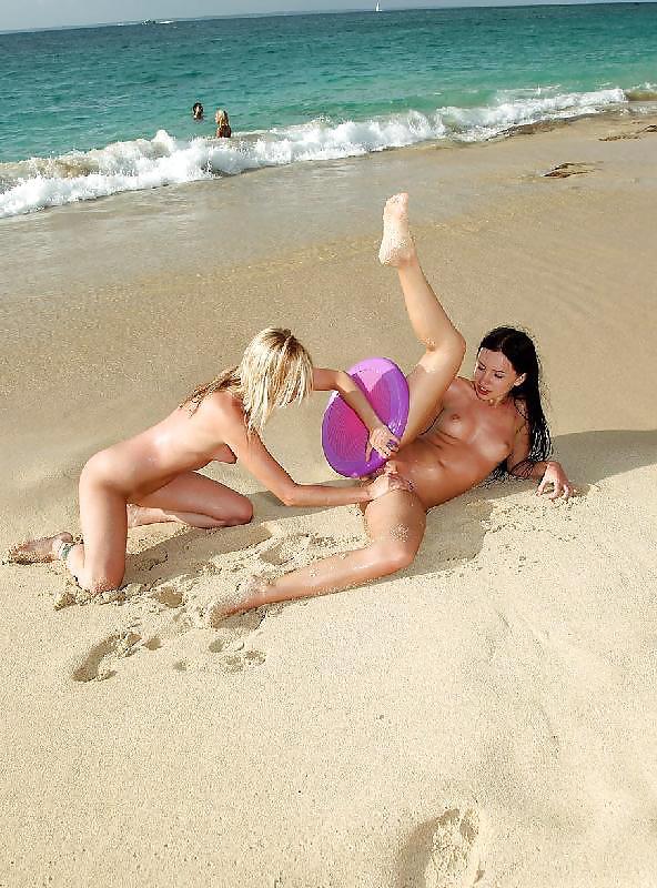 Zwei Mädchen Mit Einem Dildo Durch Segel Spielen Am Strand #4724965