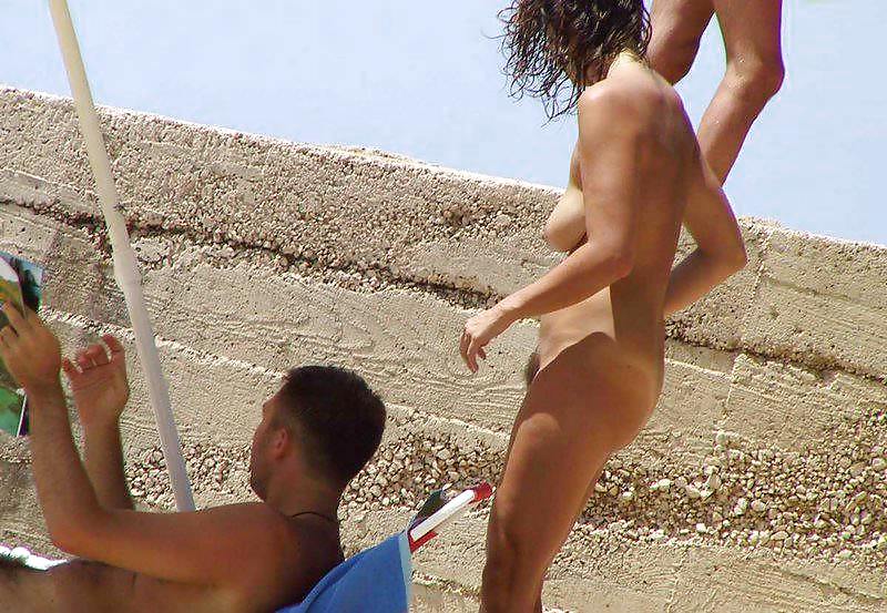 Jóvenes desnudos en la playa
 #648613
