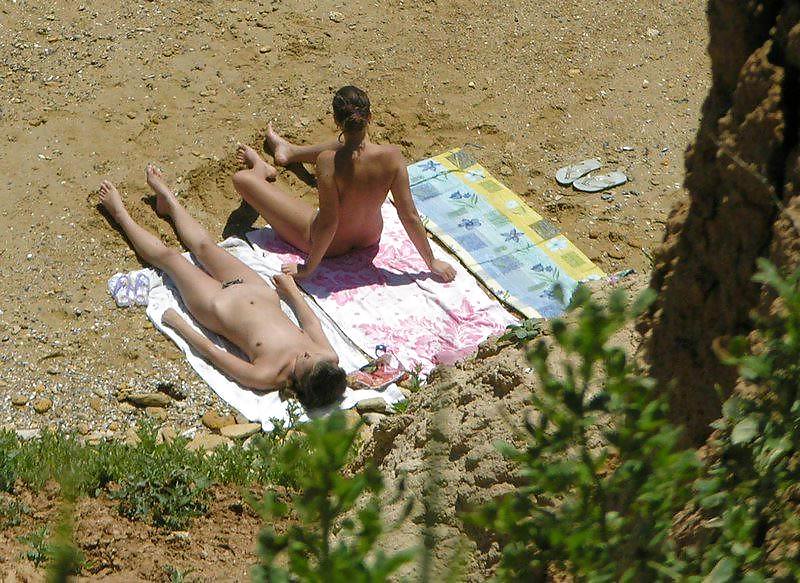 Jóvenes desnudos en la playa
 #648757