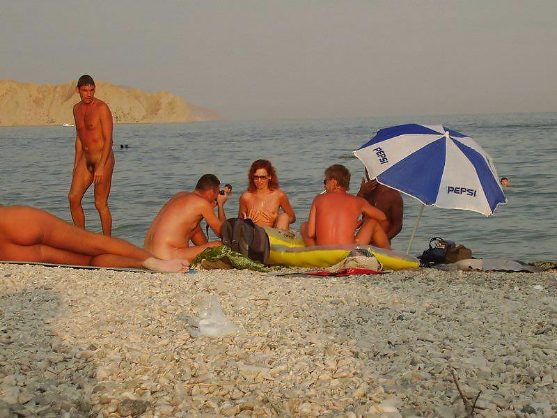 Jóvenes desnudos en la playa
 #648919