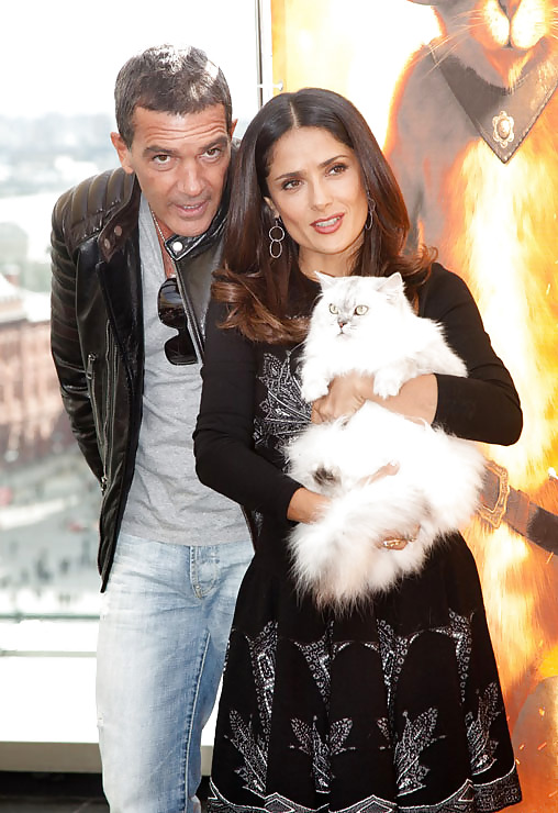 Salma Hayek Mit Einer Katze Und Antonio Banderas In Moskau. #5697087