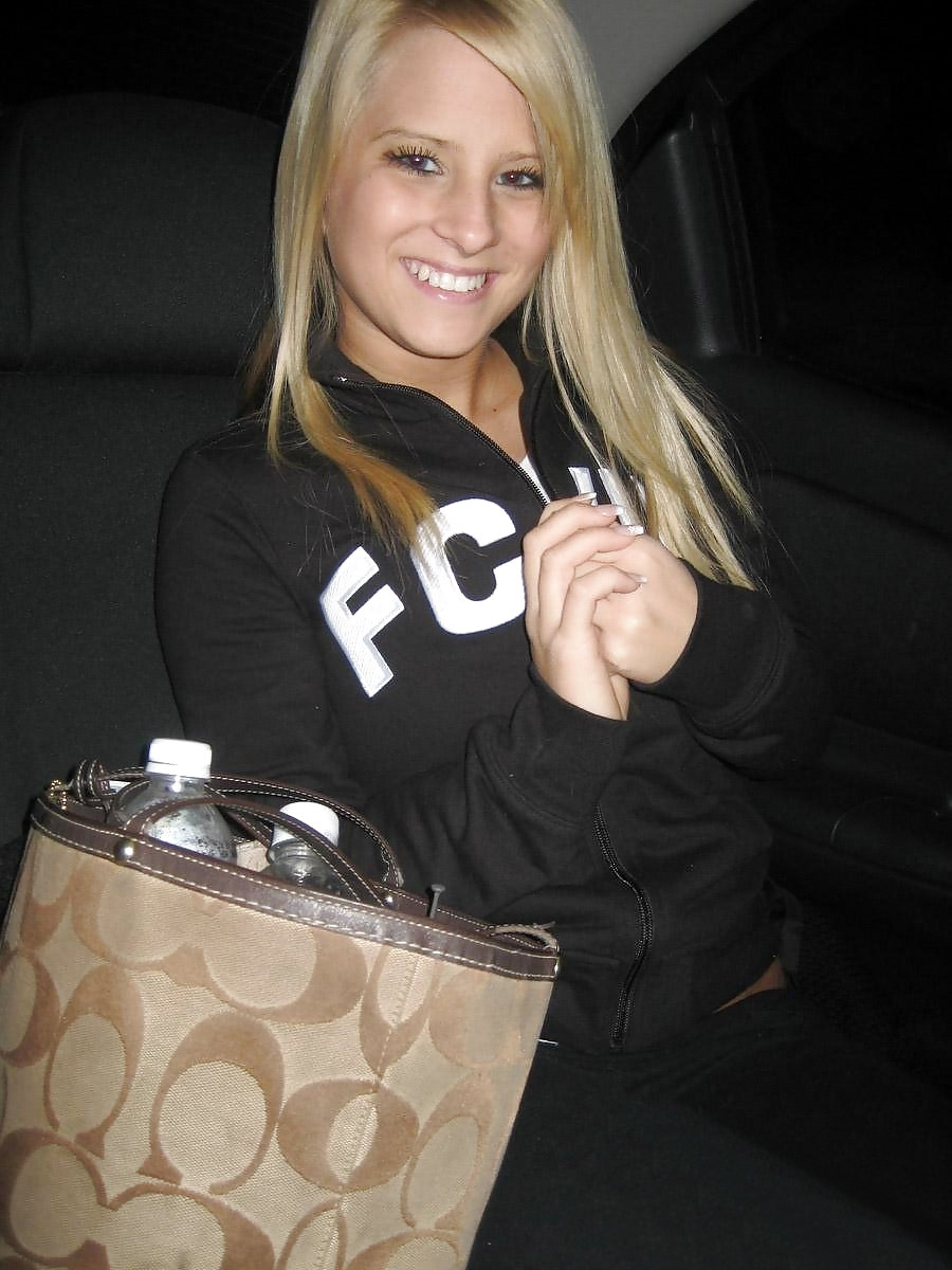 Lächelnde Blondine Blinkt #21689512