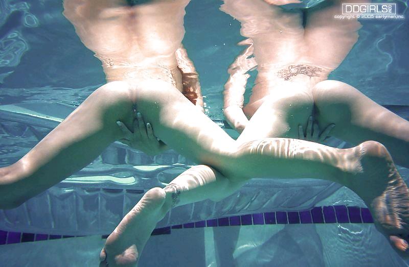 Lesbianas bajo el agua
 #415464