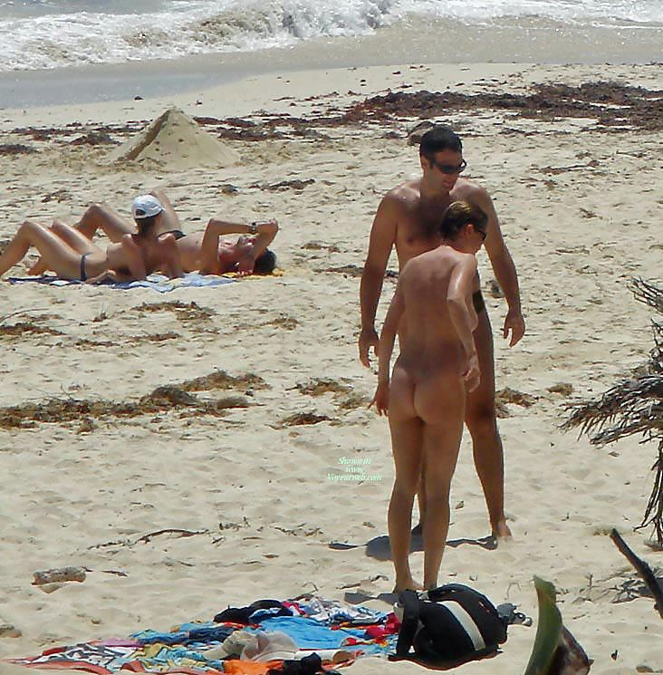 Sono un nudista sulla spiaggia
 #254051