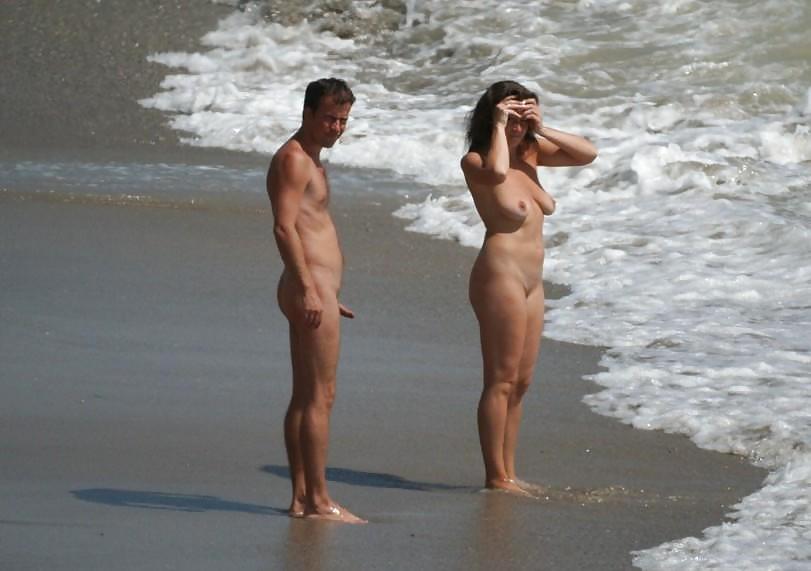 Divertimento sulla spiaggia nudista
 #1975864