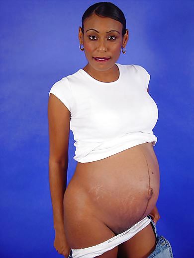 Femme Enceinte Noire Exhibant #6142807