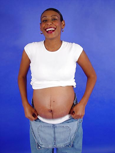 Mujer negra embarazada mostrando
 #6142922