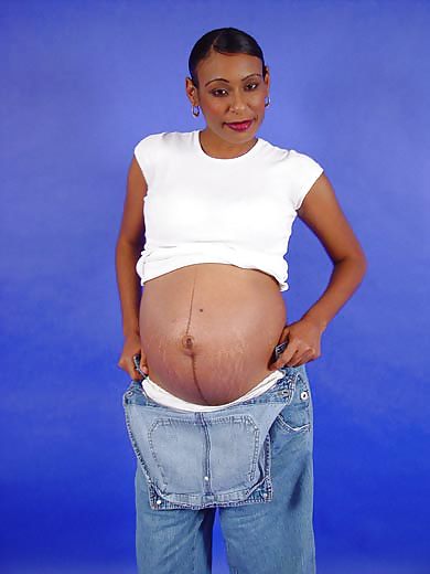 Donna nera incinta che si mostra
 #6142927