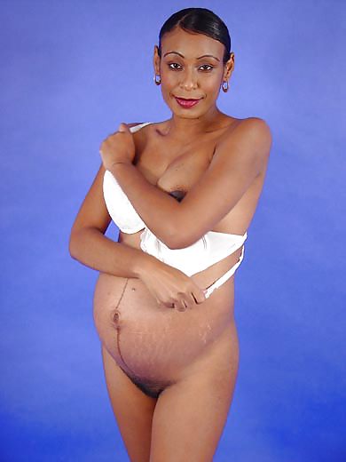Donna nera incinta che si mostra
 #6142941
