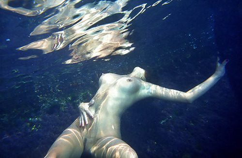 Desnudos bajo el agua
 #2609936