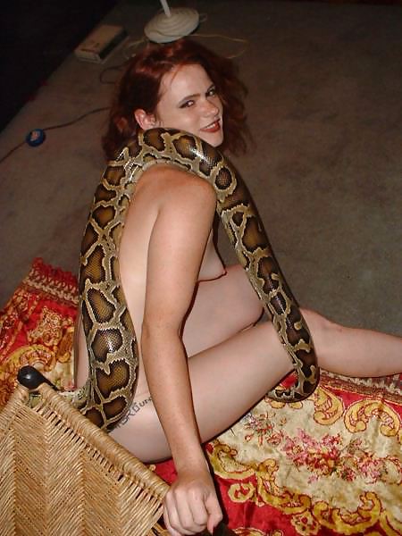 Hermosa chica con una serpiente
 #6529122