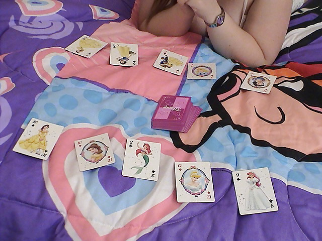 Bruna paffuta che gioca a carte sul suo letto
 #19870666