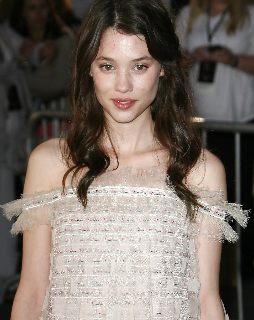 Astrid berges-frisbey
 #12742077