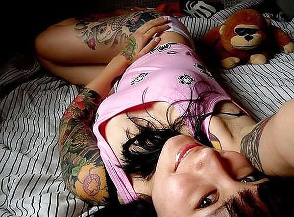 Belles Filles Nues Avec Des Tatouages #4365602