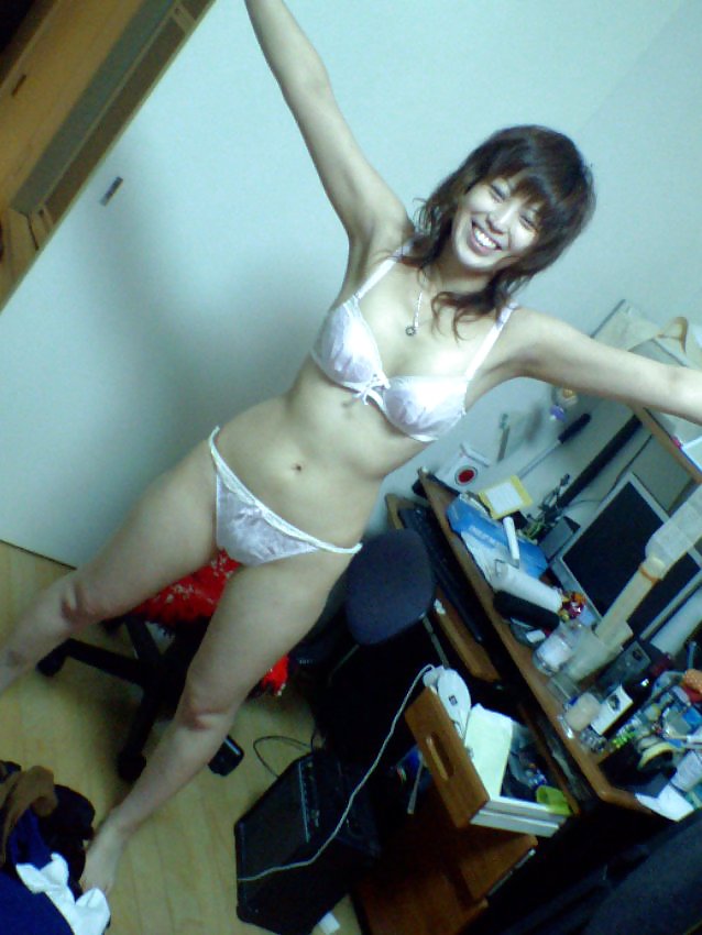 Bella ragazza asiatica si spoglia e mostra il suo corpo caldo
 #11520390