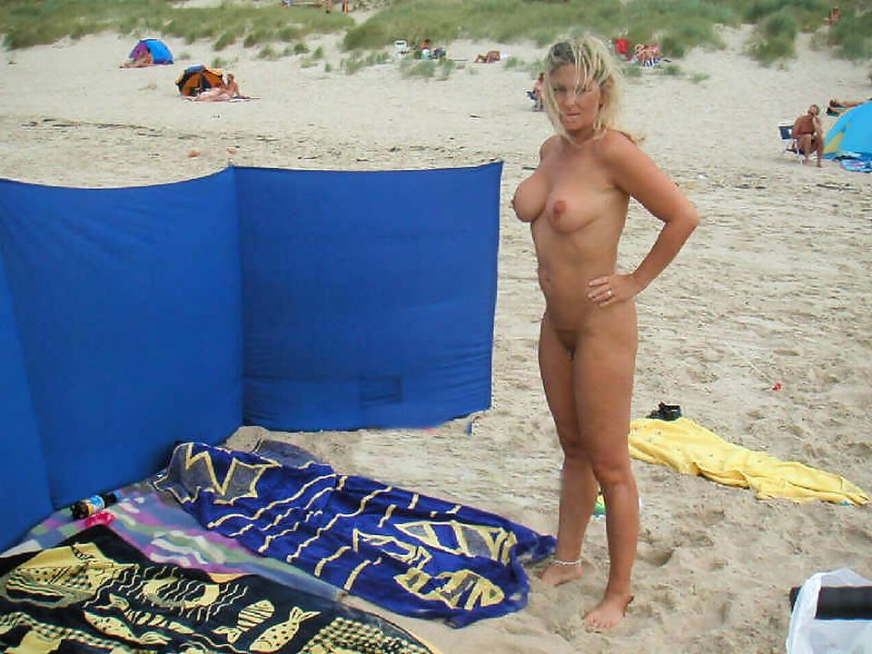 Más diversión en la playa desnuda
 #446588