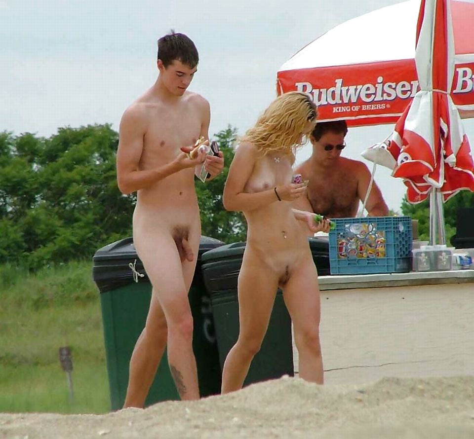 Más diversión en la playa desnuda
 #446672