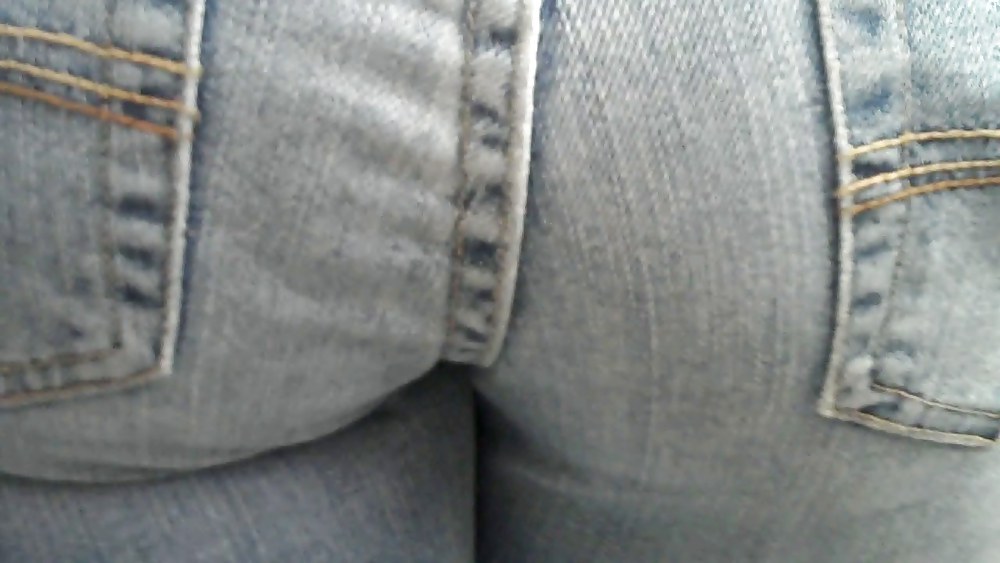 Cum Sur Regarder Beau Gros Cul En Bout à Bout Des Jeans Serrés #3638752