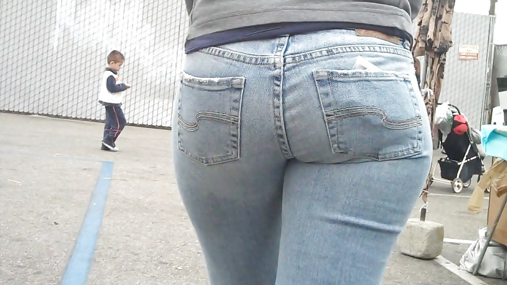 Cum Auf Blick Auf Schönen Großen Hintern In Engen Jeans Hintern #3638824