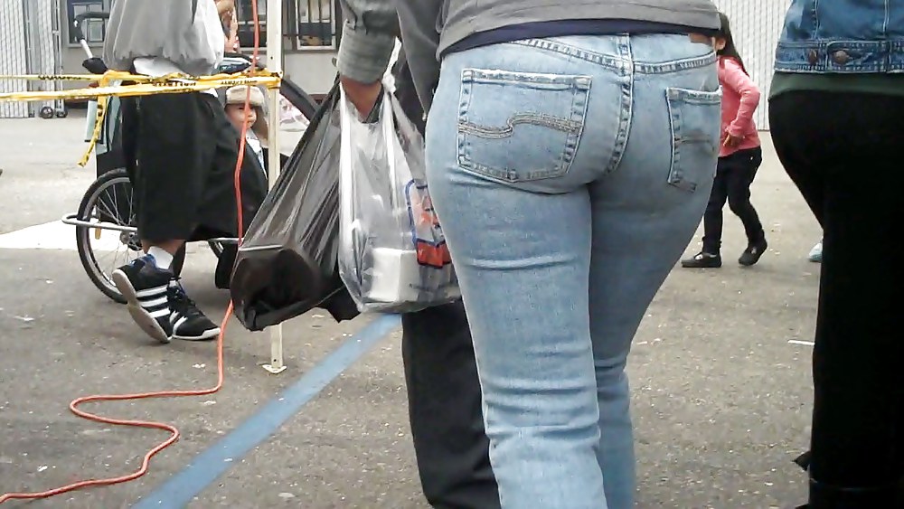 Cum Auf Blick Auf Schönen Großen Hintern In Engen Jeans Hintern #3638896