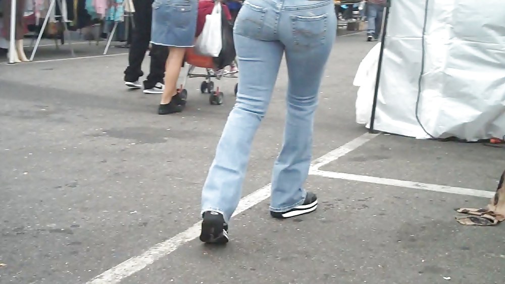 Cumon on look at nice big ass in butt tight jeans
 #3638934