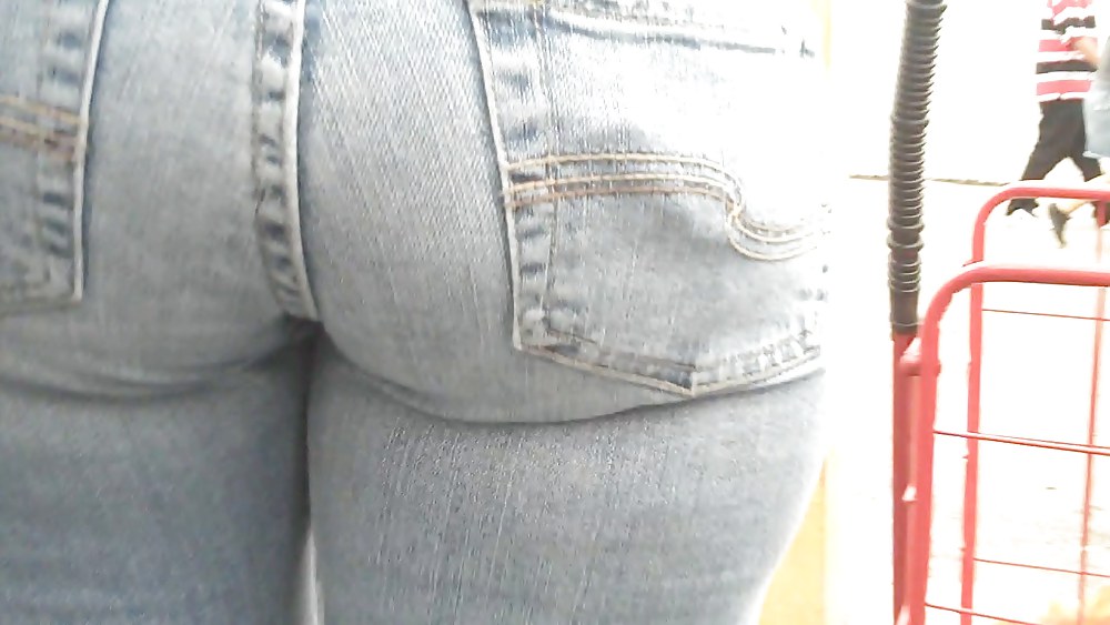 Cumon on look at nice big ass in butt tight jeans
 #3638992