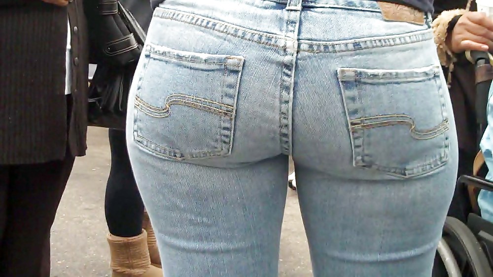 Cum Auf Blick Auf Schönen Großen Hintern In Engen Jeans Hintern #3639056