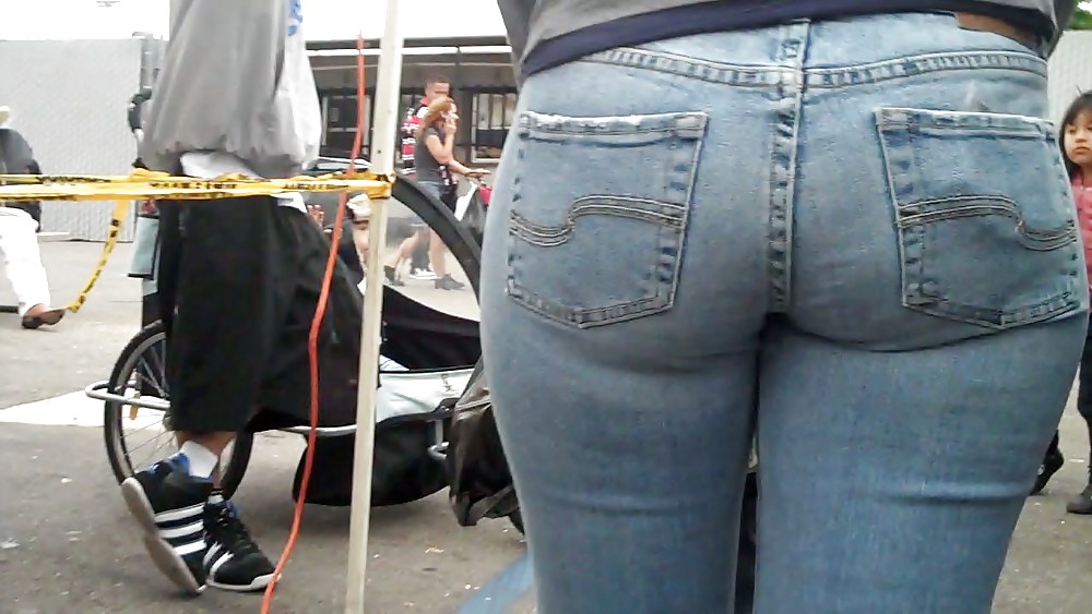 Cum Auf Blick Auf Schönen Großen Hintern In Engen Jeans Hintern #3639076