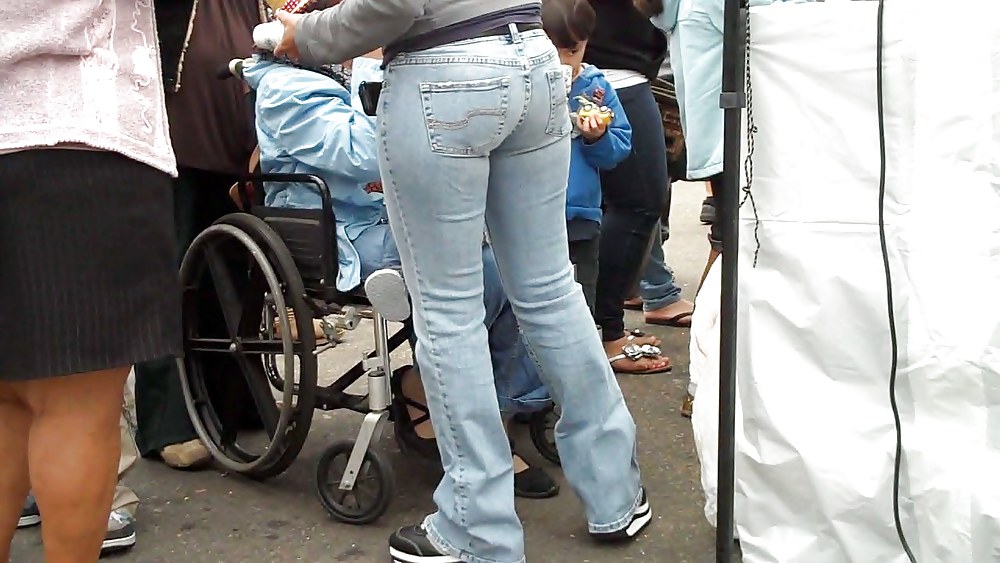 Cumon on look at nice big ass in butt tight jeans
 #3639341