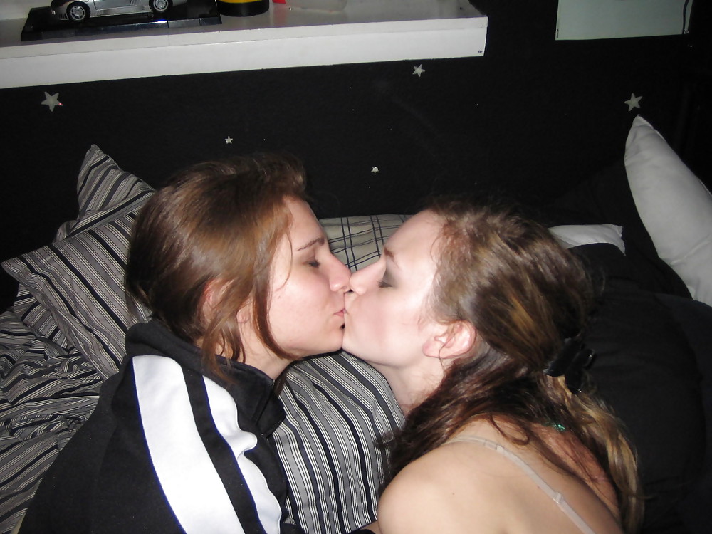 Gli giovani baciano gli adolescenti
 #12413953