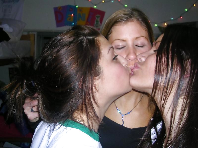 Gli giovani baciano gli adolescenti
 #12414004