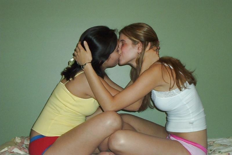 Gli giovani baciano gli adolescenti
 #12414032