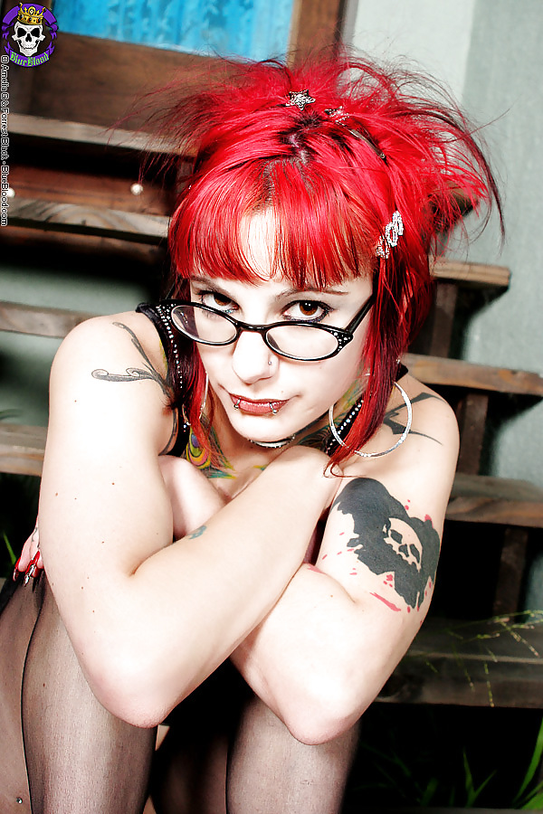 Chica gótica en gafas con tatuajes
 #6963006