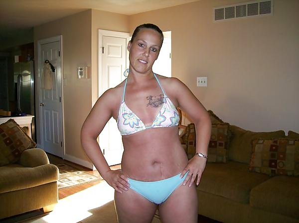 Donna en bikini en el interior
 #10802143