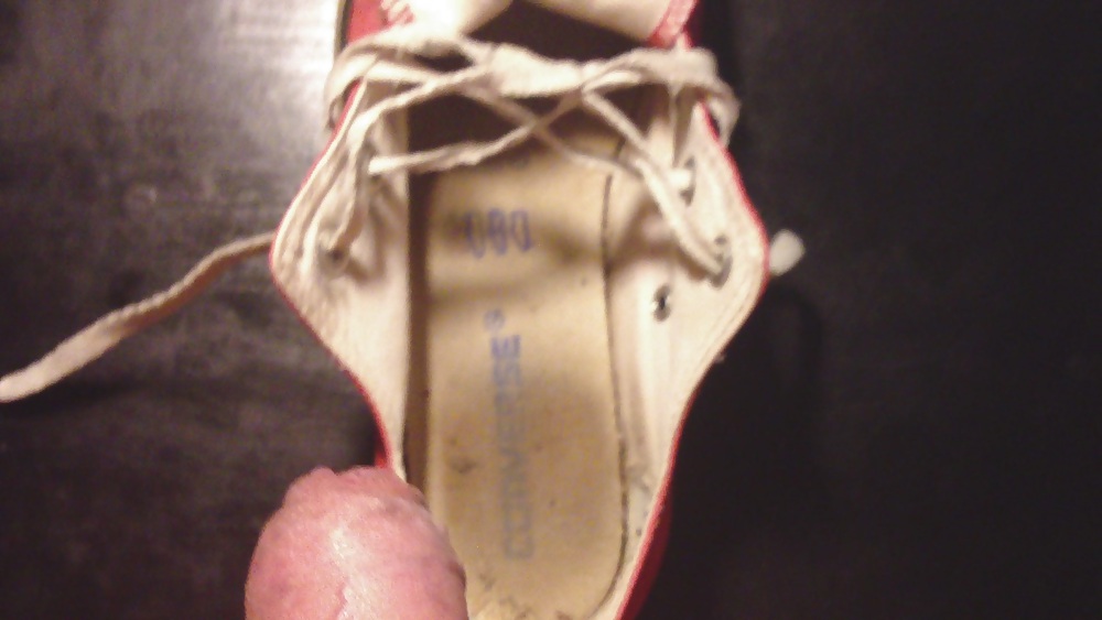 勃起した汚いコンバースの靴
 #11132179