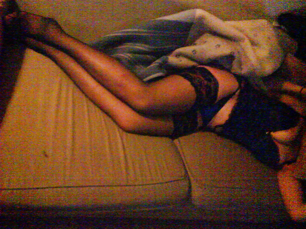 Mi chica tímida escondiéndose con la almohada
 #946977