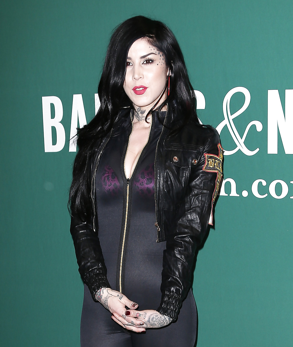 Kat Von D - Drachenberg In Sexy Catsuit Mit Esel Und Fersen #19829672