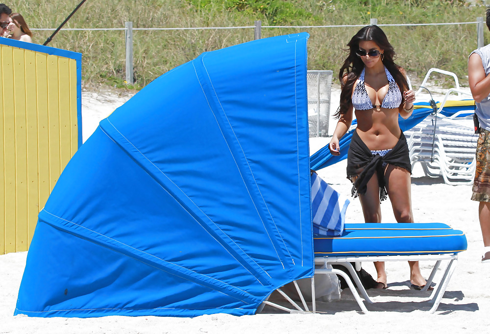 Kim kardashian en bikini en la playa de miami #2064469
